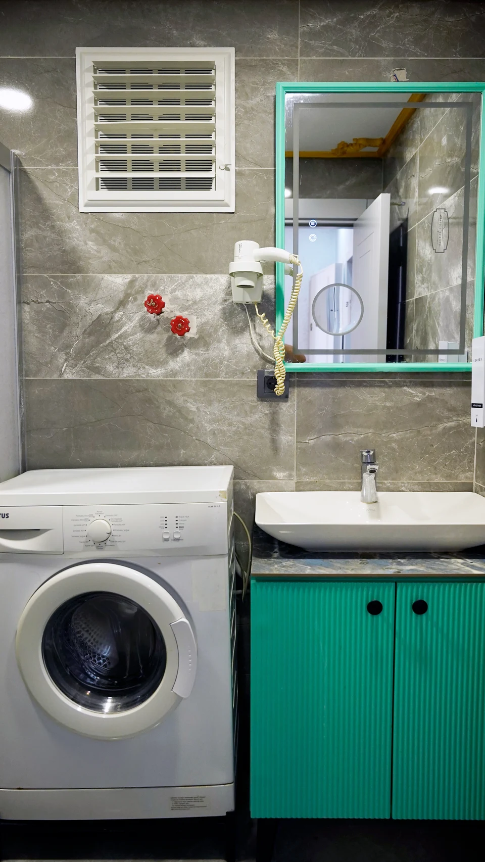 Daire 6 — banyodaki lavabo ve çamaşır makinesi