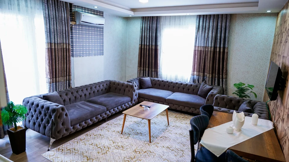 Daire 6 — gri koltuklarla düzenlenmiş salon