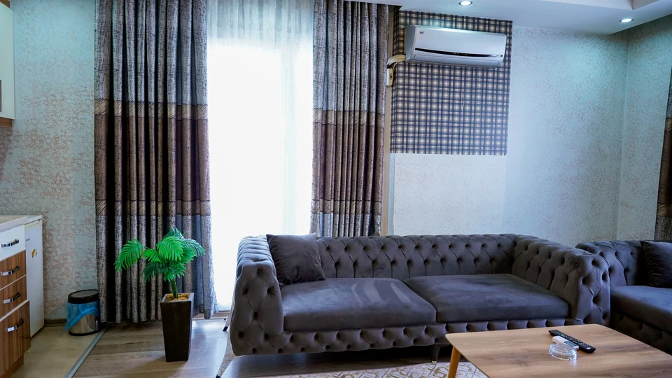 Daire 6 — salonun pencere ve oturma alanı