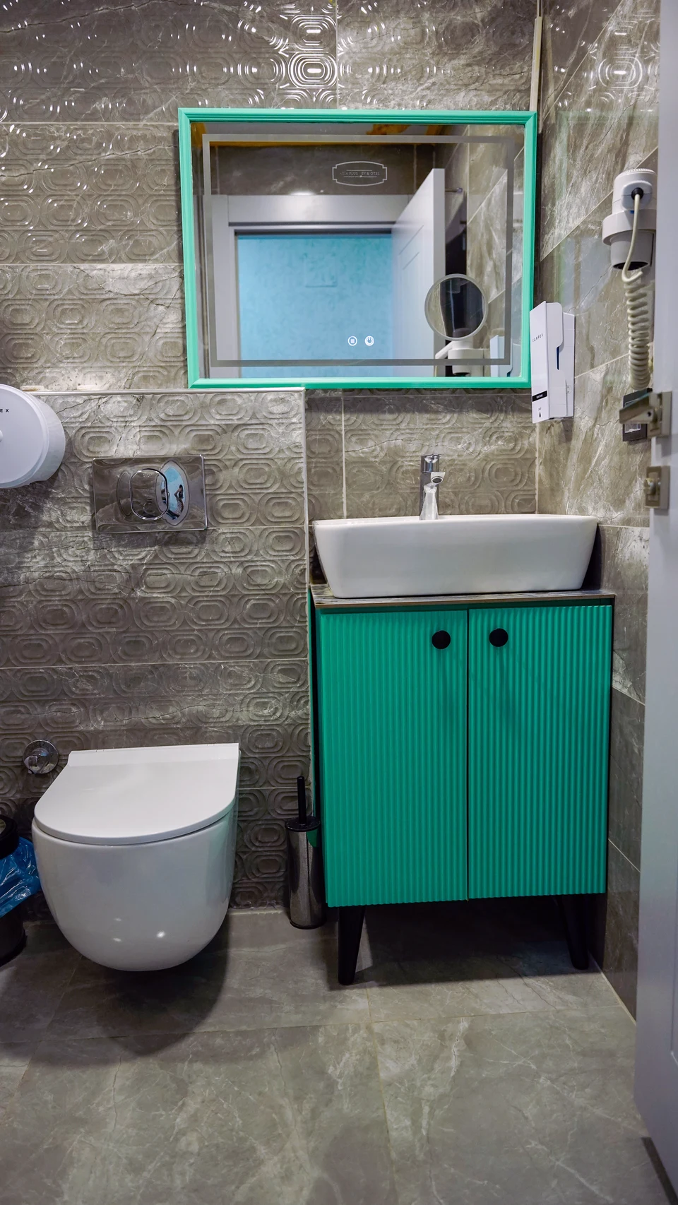 Daire 8 — banyodaki lavabo ve ayna