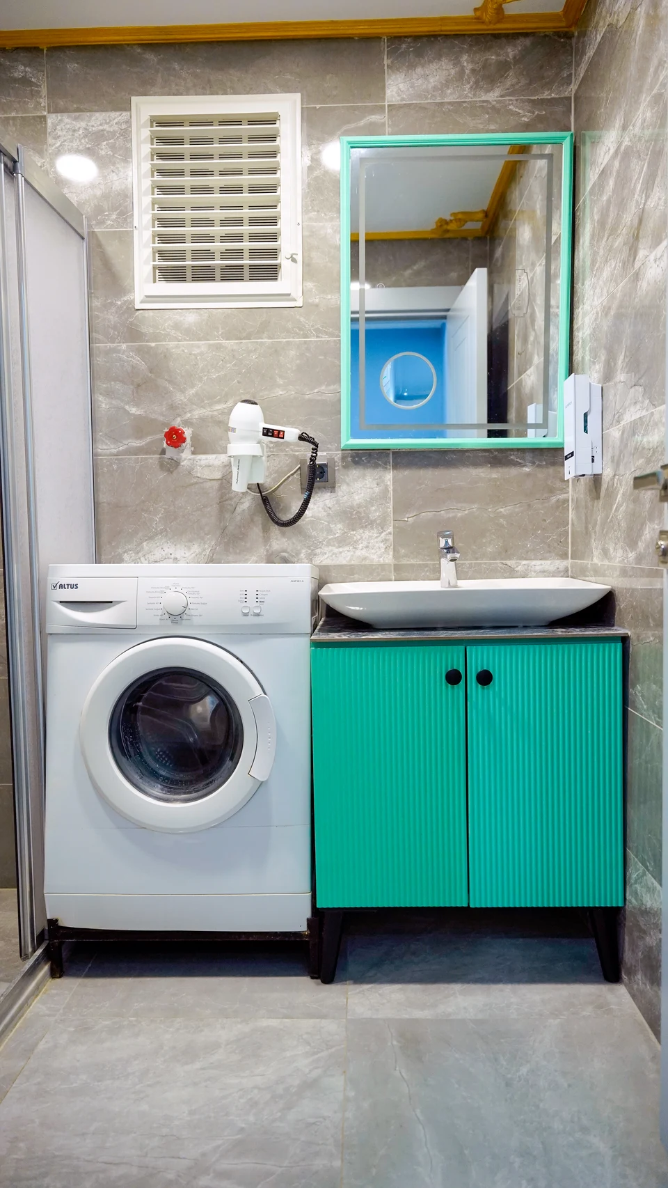 Daire 11 — banyodaki lavabo ve çamaşır makinesi
