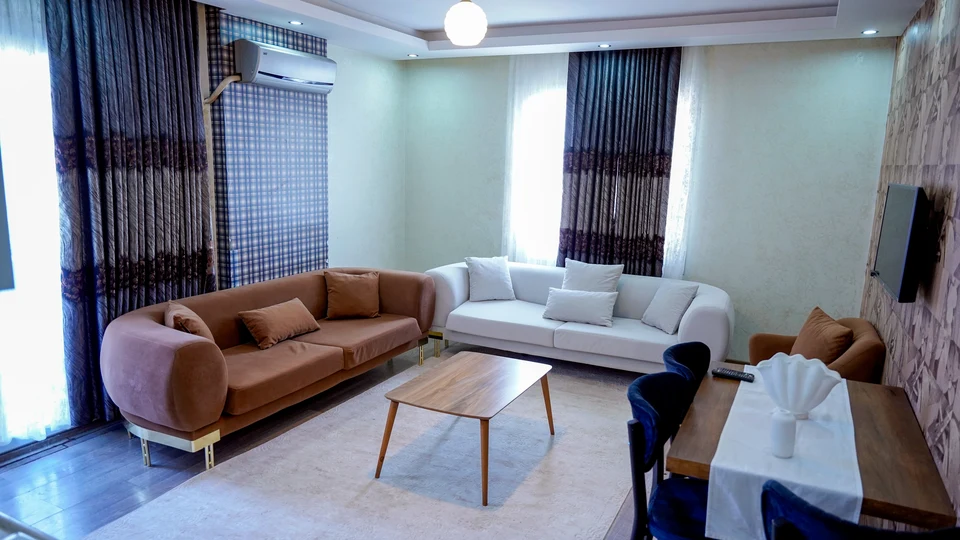 Daire 11 — kahverengi ve krem koltuklu salon