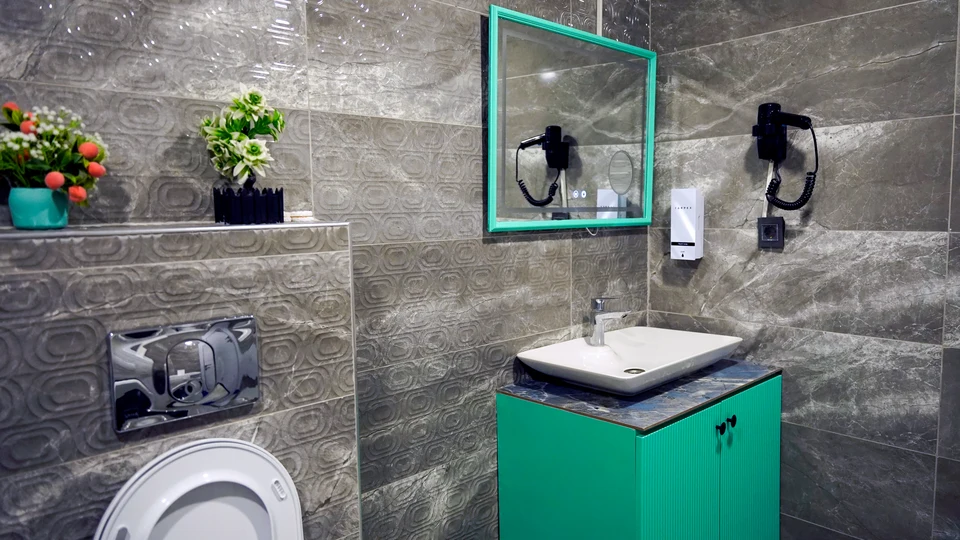 Daire 15 — banyodaki lavabo ve çamaşır makinesi
