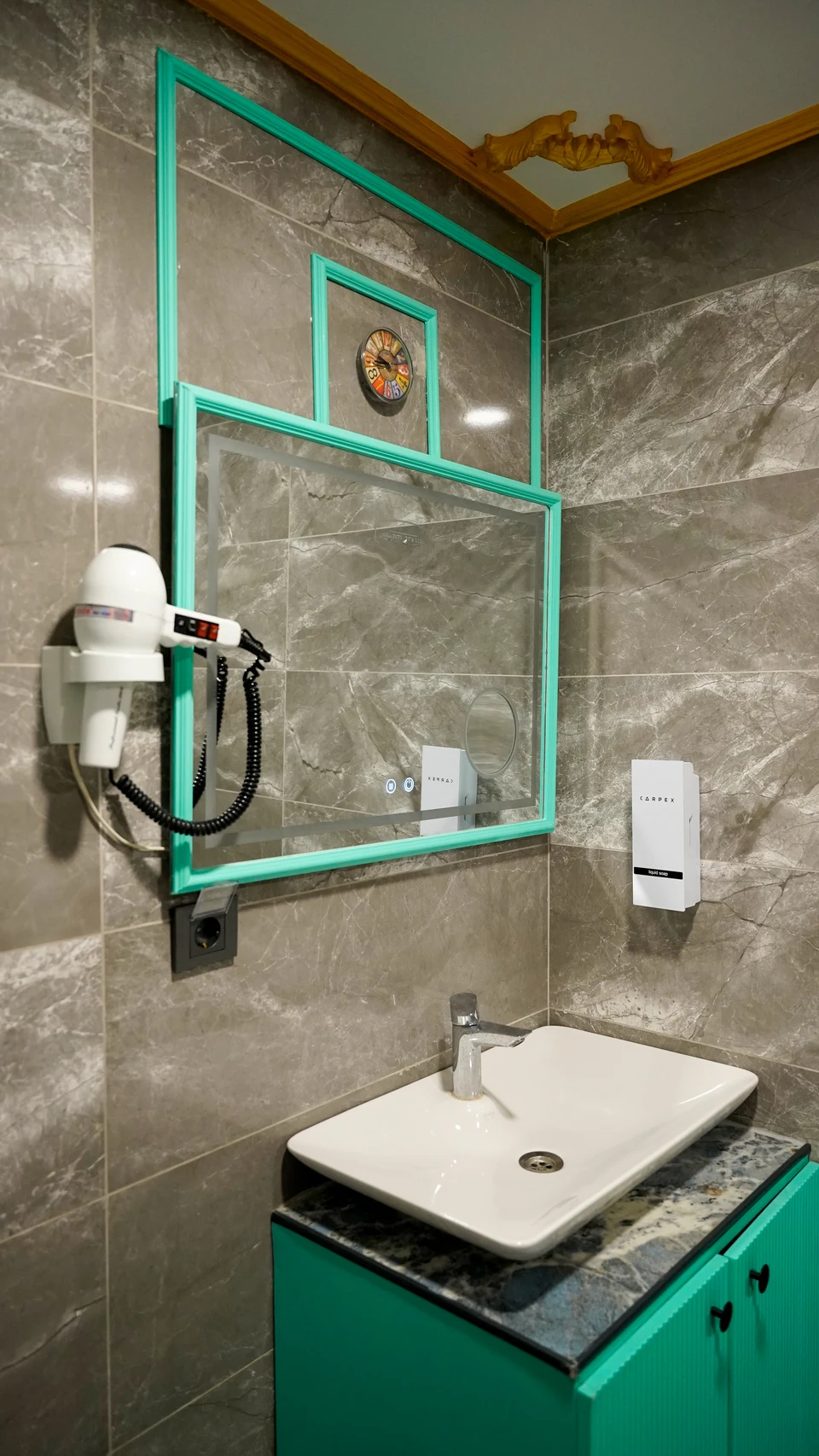 Daire 17 — banyodaki lavabo ve aydınlatmalı ayna